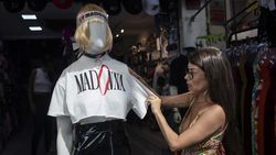 Merchandise Madonna Semarakkan Brasil Jelang Konser