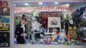 Pernak-pernik bertema Madonna pun mulai ramai dijajakan menjelang konser tersebut. AP/Bruna Prado