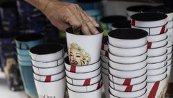 Merchandise Madonna Semarakkan Brasil Jelang Konser