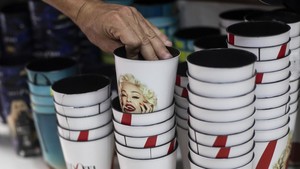 Sejumlah merchandise di antaranya gelas, kaos, bando, wig, kipas dan masih banyak lagi. AP/Bruna Prado