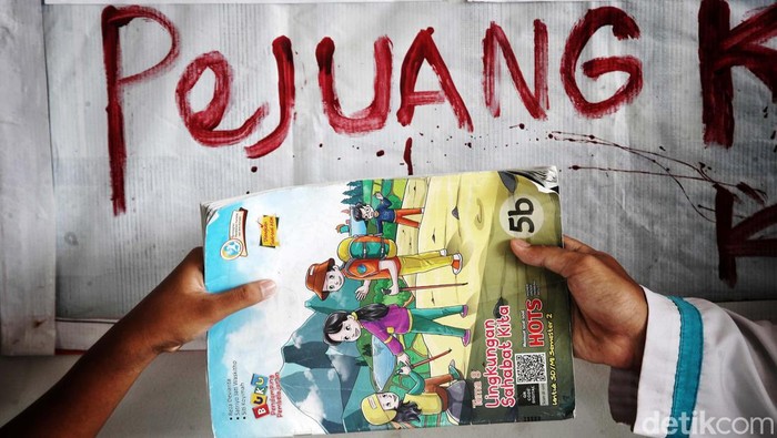 Belasan pelajar yang tinggal di Kampung Susun Bayam belum bisa belajar dengan nyaman. Sebab belum ada aliran listrik di tempat tersebut.