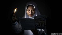 Dini, pelajar kelas 2 SMK belajar dengan penerangan senter handphone. Bahkan saat ada PR, Dini terpaksa mengerjakannya di sekolah. Hal itu dilakukan karena tidak adanya penerangan di tempat tinggalnya.