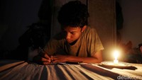 Fatur, pelajar kelas 2 SMP belajar menggunakan penerangan lilin. Dia bercerita jika ada PR langsung dikerjakan di sekolah. Dan jika ada ujian menggunakan penerangan seadanya.  