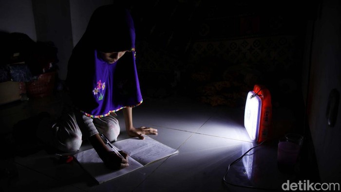 Belasan pelajar yang tinggal di Kampung Susun Bayam belum bisa belajar dengan nyaman. Sebab belum ada aliran listrik di tempat tersebut.