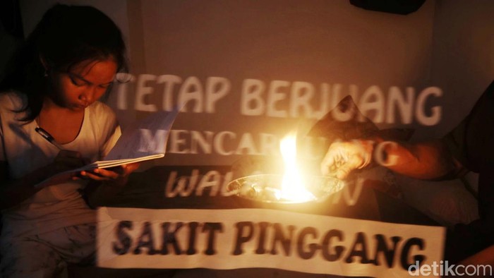 Miris, Pelajar di Kampung Susun Bayam Belum Merdeka Belajar Belasan pelajar yang tinggal di Kampung Susun Bayam belum bisa belajar dengan nyaman. Sebab belum ada aliran listrik di tempat tersebut.