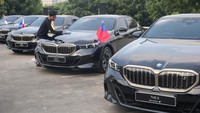 BMW Group Indonesia menyerahkan 51 mobil listrik, di antaranya 36 unit BMW i5 dan 15 unit BMW i7 kepada Pemerintah Indonesia untuk kontribusi mereka sebagai sustainable mobility partner dalam World Water Forum 2024.  