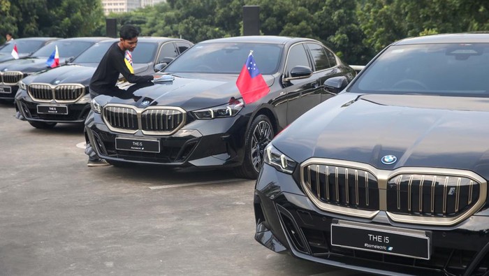 Mobil listrik BMW Akan Dukung World Water Forum di Bali Presiden Direktur BMW Group Indonesia Ramesh Divyanathan (keempat kanan) didampingi Direktur Komunikasi BMW Group Indonesia Jodie O'tania (ketiga kanan) serta Direktur Sales dan Pengembangan Jaringan BMW Group Indonesia β Ariefin Makaminan (kedua kanan) berfoto bersama Sekretaris Kementrian Sekretariat Negara Setya Utama (keempat kiri), Kepala Bagian Kendaraan, Biro Umum, Sekretariat Kemensertneg Benus Sunggino Drojo (kiri), Direktur Keuangan Pusat Pengelolaan Komplek Gelora Bung Karno (GBK) Hendry Arisandi (kedua kiri), Kepala Biro Umum Sekretariat Kemensetneg Eka Denny Mansjur (ketiga kiri), serta Kepala Biro Hubungan Masyarakat Sekretariat Kemensetneg Eddy Cahyono Sugiharto (kanan) usai serah terima mobil listrik BMW i5 dan BMW i7 yang akan digunakan untuk mendukung World Water Forum (WWF) 2024 di kompleks Gelora Bung Karno, Senayan, Jakarta, Jumat (3/5/2024).