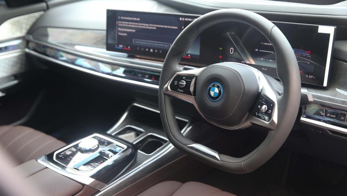 Mobil listrik BMW Akan Dukung World Water Forum di Bali Presiden Direktur BMW Group Indonesia Ramesh Divyanathan (keempat kanan) didampingi Direktur Komunikasi BMW Group Indonesia Jodie O'tania (ketiga kanan) serta Direktur Sales dan Pengembangan Jaringan BMW Group Indonesia Ariefin Makaminan (kedua kanan) berfoto bersama Sekretaris Kementrian Sekretariat Negara Setya Utama (keempat kiri), Kepala Bagian Kendaraan, Biro Umum, Sekretariat Kemensertneg Benus Sunggino Drojo (kiri), Direktur Keuangan Pusat Pengelolaan Komplek Gelora Bung Karno (GBK) Hendry Arisandi (kedua kiri), Kepala Biro Umum Sekretariat Kemensetneg Eka Denny Mansjur (ketiga kiri), serta Kepala Biro Hubungan Masyarakat Sekretariat Kemensetneg Eddy Cahyono Sugiharto (kanan) usai serah terima mobil listrik BMW i5 dan BMW i7 yang akan digunakan untuk mendukung World Water Forum (WWF) 2024 di kompleks Gelora Bung Karno, Senayan, Jakarta, Jumat (3/5/2024).