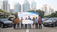 Presiden Direktur BMW Group Indonesia Ramesh Divyanathan (keempat kanan) didampingi Direktur Komunikasi BMW Group Indonesia Jodie Otania (ketiga kanan) serta Direktur Sales dan Pengembangan Jaringan BMW Group Indonesia ⁠Ariefin Makaminan (kedua kanan) berfoto bersama Sekretaris Kementrian Sekretariat Negara Setya Utama (keempat kiri), Kepala Bagian Kendaraan, Biro Umum, Sekretariat Kemensertneg Benus Sunggino Drojo (kiri), Direktur Keuangan Pusat Pengelolaan Komplek Gelora Bung Karno (GBK) Hendry Arisandi (kedua kiri), Kepala Biro Umum Sekretariat Kemensetneg Eka Denny Mansjur (ketiga kiri), serta Kepala Biro Hubungan Masyarakat Sekretariat Kemensetneg Eddy Cahyono Sugiharto (kanan) usai serah terima mobil listrik BMW i5 dan BMW i7 yang akan digunakan untuk mendukung World Water Forum (WWF) 2024 di kompleks Gelora Bung Karno, Senayan, Jakarta, Jumat (3/5/2024). 
