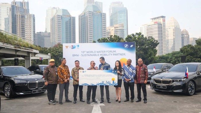 Mobil listrik BMW Akan Dukung World Water Forum di Bali Presiden Direktur BMW Group Indonesia Ramesh Divyanathan (keempat kanan) didampingi Direktur Komunikasi BMW Group Indonesia Jodie O'tania (ketiga kanan) serta Direktur Sales dan Pengembangan Jaringan BMW Group Indonesia Ariefin Makaminan (kedua kanan) berfoto bersama Sekretaris Kementrian Sekretariat Negara Setya Utama (keempat kiri), Kepala Bagian Kendaraan, Biro Umum, Sekretariat Kemensertneg Benus Sunggino Drojo (kiri), Direktur Keuangan Pusat Pengelolaan Komplek Gelora Bung Karno (GBK) Hendry Arisandi (kedua kiri), Kepala Biro Umum Sekretariat Kemensetneg Eka Denny Mansjur (ketiga kiri), serta Kepala Biro Hubungan Masyarakat Sekretariat Kemensetneg Eddy Cahyono Sugiharto (kanan) usai serah terima mobil listrik BMW i5 dan BMW i7 yang akan digunakan untuk mendukung World Water Forum (WWF) 2024 di kompleks Gelora Bung Karno, Senayan, Jakarta, Jumat (3/5/2024).