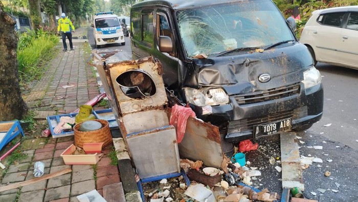 Mobil Minibus Grandmax menabrak pedagang soto keliling di Jl Dadali, Tanah Sareal, Kota Bogor.
