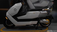 Motor listrik Sunra Dream ini mirip dengan BMW CE 04. Tak main-main, jika diperhatikan sekilas, tingkat kemiripannya di atas 70 persen. Hal itu bisa terlihat dari tarikan garisnya, model lampunya, desain joknya, hingga detail lain seperti warna, windshield dan pijakan kaki. Foto: Septian Farhan Nurhuda/detik.com