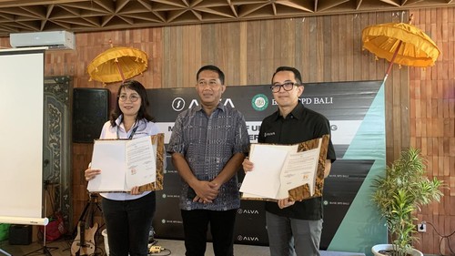 Kepala BPD Bali Kantor Cabang Renon, Ayun Marheny (kiri) dan Chief Marketing Officer ALVA (kanan) saat penandatanganan MoU pembiayaan motor listrik bagi ASN di Bali, Denpasar, Jumat (3/5/2024).