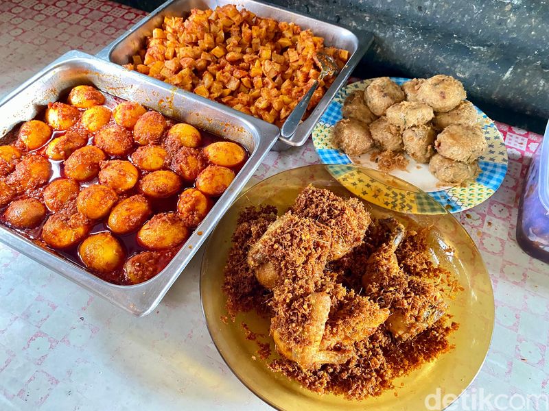 Nasi Uduk Ibu Sidar: Nasi Uduk 'Ngumpet' di Palmerah Pakai Semur Jengkol yang Legit!