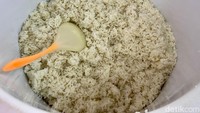 Nasi uduk Betawi diracik Mpok Niar dari beras yang tidak pulen. Namun meski dibuat dari beras pera, teknik masak yang tepat ternyata bisa hasil nasinya tetap empuk.