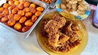 Setiap hari, Nasi Uduk Ibu Sidar buka pukul 10.30. Sekitar pukul 11.00, aneka lauknya sudah siap dipesan oleh pelanggan yang datang langsung atau pesan lewat aplikasi ojek online.
