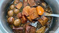 Selain semur jengkol, ada juga semur tahu dan semur telur yang harganya mulai dari Rp 3 ribuan. Kuah semurnya encer tapi manis, legit, dan nikmat.