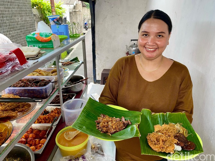 Nasi Uduk Ibu Sidar: Nasi Uduk Ngumpet di Palmerah Pakai Semur Jengkol yang Legit!