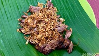 Kalau suka empal, wajib coba lauk Nasi Uduk Ibu Sidar yang digoreng dadakan ini. Empalnya bertekstur kokoh dan padat.