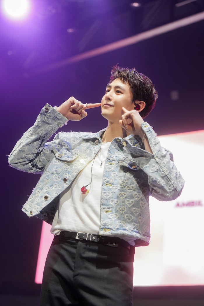Nichkhun 2PM di panggung NO.624 : NICHKHUN FAN MEETING IN JAKARTA yang digelar Sabtu (27/4/2024).