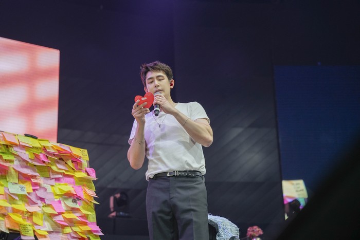 Nichkhun 2PM di panggung NO.624 : NICHKHUN FAN MEETING IN JAKARTA yang digelar Sabtu (27/4/2024).