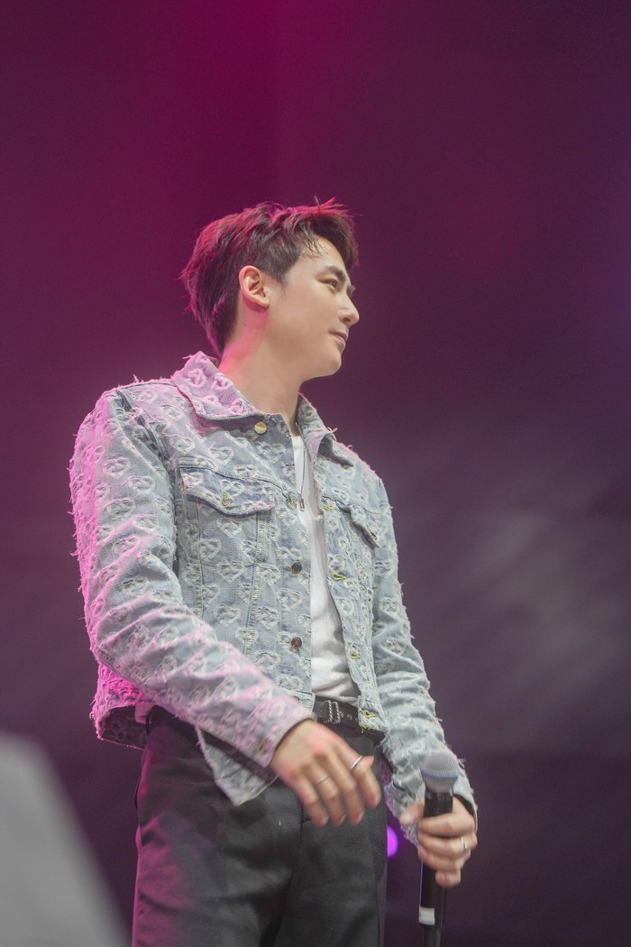 Nichkhun 2PM di panggung NO.624 : NICHKHUN FAN MEETING IN JAKARTA yang digelar Sabtu (27/4/2024).