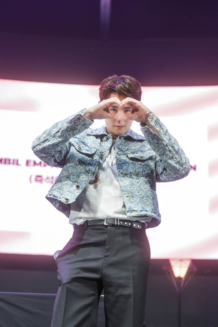 Nichkhun 2PM di panggung NO.624 : NICHKHUN FAN MEETING IN JAKARTA yang digelar Sabtu (27/4/2024).