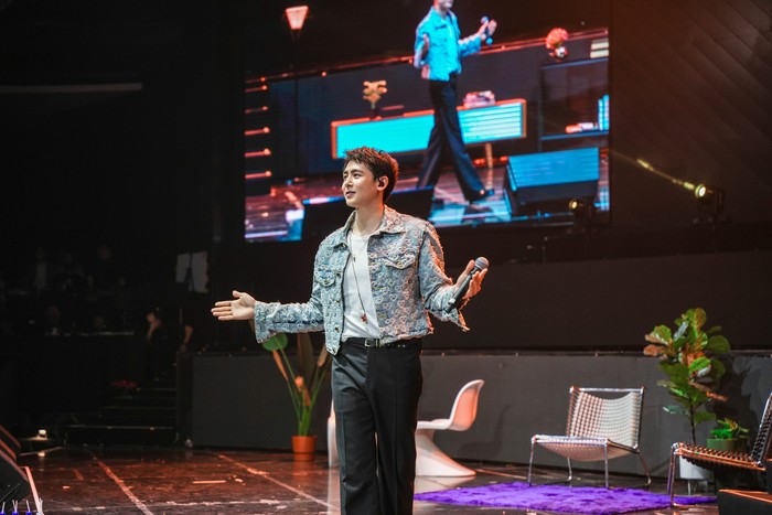 Nichkhun 2PM di panggung NO.624 : NICHKHUN FAN MEETING IN JAKARTA yang digelar Sabtu (27/4/2024).