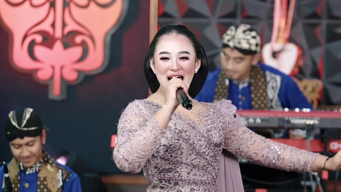 Niken Salindry menyanyikan lagu Selendang Biru versi campursari.