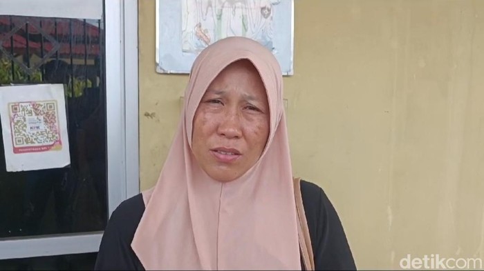 Nurhasanawati saat melaporkan suaminya yang hilang