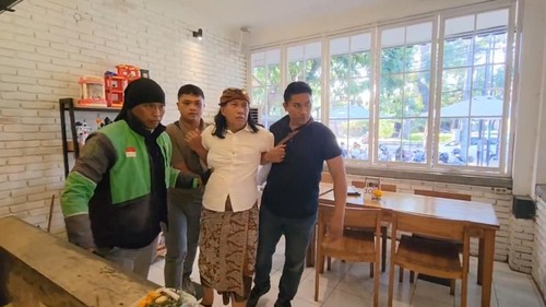 Bendesa Adat Berawa (baju putih) saat OTT di sebuah kafe di Renon, Denpasar, Kamis (2/5/2024).