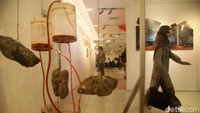 Pameran tersebut menampilkan sejumlah foto terkait eksplorasi tambang nikel dan dampak kerusakan terhadap lingkungan serta manusia di sejumlah daerah di Indonesia.  