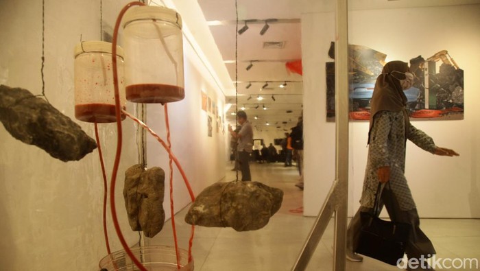 Pameran 'Bloody Nickel: Sisi Gelap Kendaraan Listrik' digelar di Taman Ismail Marzuki, Jakarta. Pameran ini mengkritik eksplorasi tambang nikel dan dampak kerusakan lingkungan.