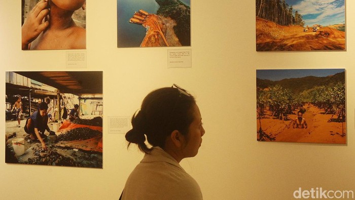 Pameran Ini Kritik Penambangan Nikel yang Merusak Lingkungan Pameran 'Bloody Nickel: Sisi Gelap Kendaraan Listrik' digelar di Taman Ismail Marzuki, Jakarta. Pameran ini mengkritik eksplorasi tambang nikel dan dampak kerusakan lingkungan.