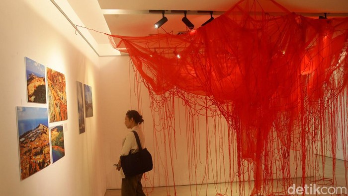 Pameran Ini Kritik Penambangan Nikel yang Merusak Lingkungan Pameran 'Bloody Nickel: Sisi Gelap Kendaraan Listrik' digelar di Taman Ismail Marzuki, Jakarta. Pameran ini mengkritik eksplorasi tambang nikel dan dampak kerusakan lingkungan.