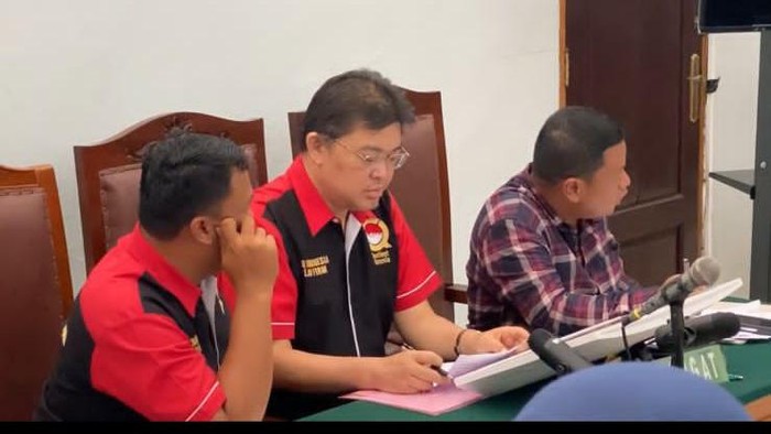 Pimpinan Pondok Pesantren Al Zaytun Abdussalam Panji Gumilang gugat penetapan status tersangka TPPU. Sidang gugatan praperadilan dilakukan di PN Jaksel.
