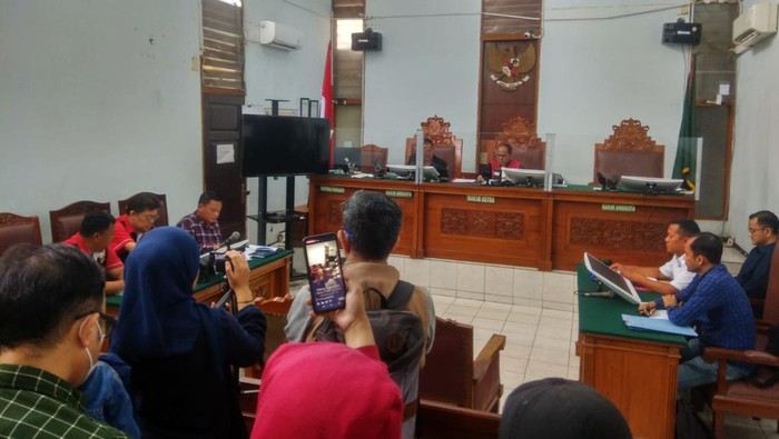 Pimpinan Pondok Pesantren Al Zaytun Abdussalam Panji Gumilang gugat penetapan status tersangka TPPU. Sidang gugatan praperadilan dilakukan di PN Jaksel.