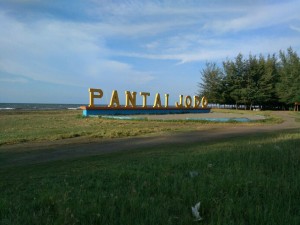 Pantai Jodo yang Penuh Cemara, Bisa Jadi Destinasi Wisatamu di Batang