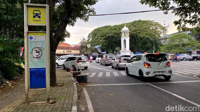 Papan petunjuk Husain angkutan ukum di Jalan Citarum Bandung jadi sasaran vandalisme