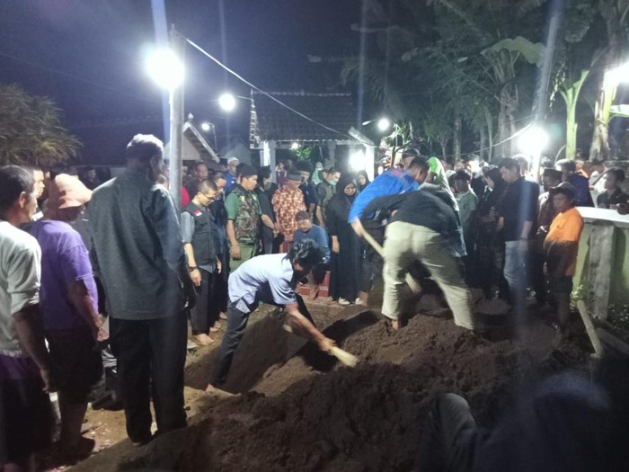 Pemakaman jenazah Jumadi (54), korban kecelakaan mobil ambulans DSH Klaten yang kecelakaan di tol Batang-Semarang, Jumat (3/5/2024) malam.