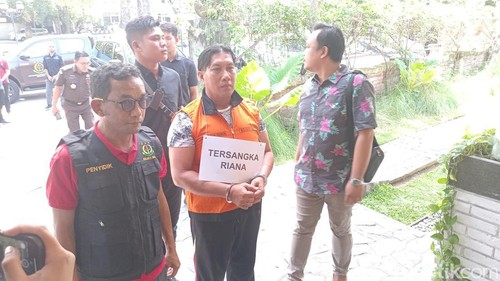 Riana menjalani proses reka ulang adegan pemerasan di Kafe Casa Bunga, Renon, Denpasar, Jumat (3/5/2024). (Aryo Mahendro/detikBali)