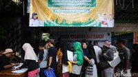 Warga juga membawa berkas-berkas untuk pengambilan beras.