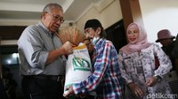 Dirut Perum Bulog Bayu Krisnamurthi menyerahkan bantuan pangan tahap dua di Kantor Kelurahan Pela Mampang, Kecamatan Mampang Prapatan, Jakarta Selatan, Jumat (3/5/2024).