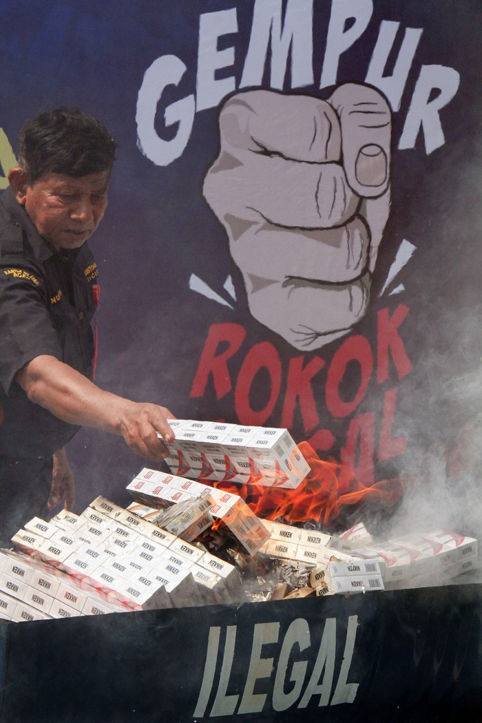 Pemusnahan Rokok Ilegal Tangkapan Bea Cukai Petugas Bea dan Cukai melakukan pemusnhan rokok ilegal di Kantor Pengawasan dan Pelayanan Bea dan Cukai, Lhokseumawe, Aceh, Jumat (03/05/2024). Sebanyak 298.000 batang rokok non cukai atau ilegal berbagai merek dan jenis hasil tangkapan tersebut dimusnahkan dengan cara dibakar. ANTARA FOTO/Rahmad/foc.