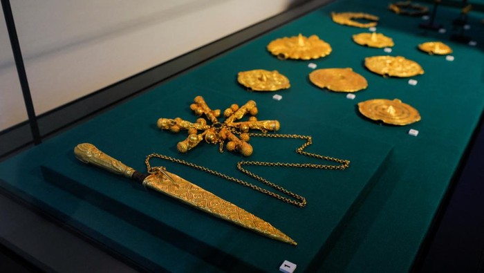 Penampakan Harta Karun Ghana yang Dijarah Inggris 150 Tahun Lalu Asantehene Otumfuo Nana Osei Tutu II, attends the first-time public exhibition of looted artefacts returned by British and American museums at the Manhyia Palace in Kumasi, Ghana, May 1, 2024. REUTERS/Francis Kokoroko