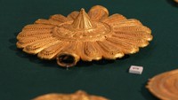 Inggris telah mengembalikan 32 artefak emas dan perak yang dicuri dari Kerajaan Asante setelah lebih dari 150 tahun. Kerajaan tersebut kini disebut Ghana, tetapi Inggris mengembalikannya dengan sistem pinjaman enam tahun.