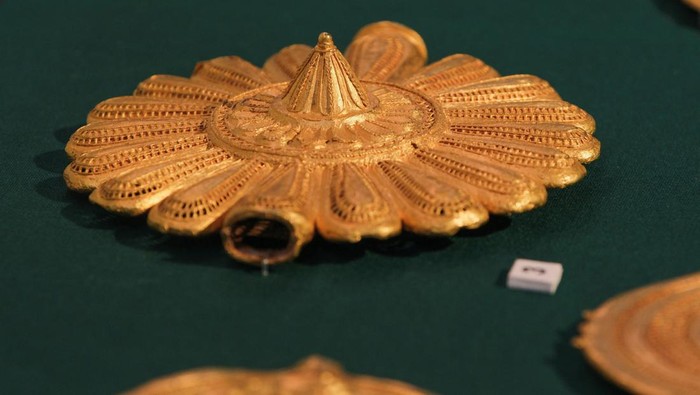 Asantehene Otumfuo Nana Osei Tutu II, attends the first-time public exhibition of looted artefacts returned by British and American museums at the Manhyia Palace in Kumasi, Ghana, May 1, 2024. REUTERS/Francis Kokoroko