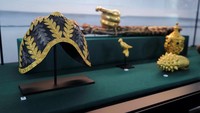 Melansir Al Jazeera, artefak tersebut terdiri dari 15 item dari British Museum dan 17 item dari Victoria and Albert Museum (V&A). Barang-barang tersebut dijarah dari istana raja Asante selama bentrokan yang bergejolak pada abad ke-19 antara Inggris dan orang Asante.
