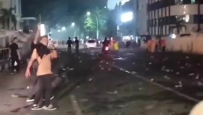 Penampakan sampah di sekitar lokasi nobar usai aksi saling lempar botol minuman (istimewa)