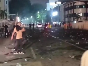 Drama di Nobar Pemkot Medan: Tayangan Macet-Warga Saling Lempar Botol
